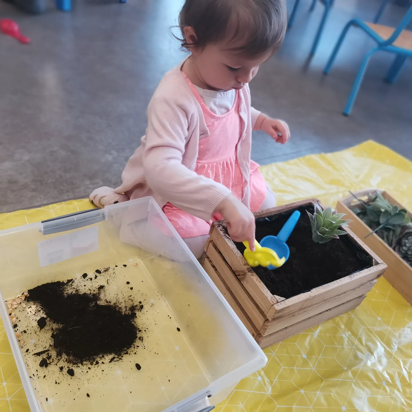 photo d'un enfants en train de faire du jardinage